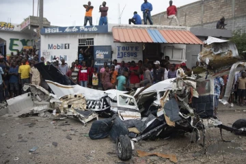 හයිටි රාජ්‍යයේ දී පුද්ගලයින් හය දෙනෙකු බිලිගනිමින් ගුවන් යානාවක් අනතුරකට...(PHOTOS)