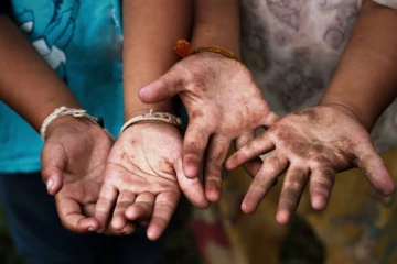 சிறுவர்களை பணிகளில் ஈடுபடுத்துவோருக்கு எச்சரிக்கை