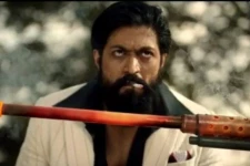 இந்திய சினிமாவே ஆவலுடன் எதிர்ப்பார்த்த KGF 2 மிரட்டும் டீசர் இதோ