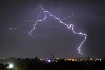 வெளிநாடொன்றில் கனமழை மற்றும் மின்னல் தாக்கத்தினால் 39 பேர் பலி