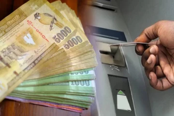 ATM இயந்திரத்தில் இருந்து திடீரென வெளியில் வந்த பல இலட்சம் ரூபாய் - இளைஞனின் நேர்மையான செயல்