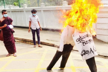 கோட்டாபயவின் உருவப் பொம்மையை எரித்து மாணவர்கள் ஆர்ப்பாட்டம்!