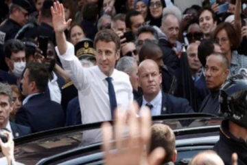 பிரான்ஸ் அதிபர் மக்ரோனுக்கு தக்காளி வீச்சு : வைரலாகும்  வீடியோ