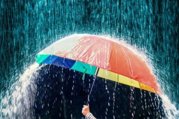 மேகம் நீர்த்துளிகளாய் மண்ணில் எழுதும் காதல் கவிதை ”மழை”