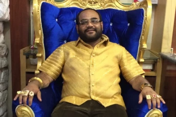 4 கிலோ தங்கச் சட்டை வைத்திருக்கும் மனிதர்., அதன் மதிப்பு என்ன தெரியுமா?