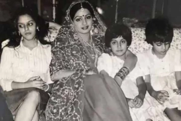 மறைந்த நடிகை ஸ்ரீதேவி பக்கத்தில் இருக்கும் இந்த பிரபலம் யார் என்று தெரிகிறதா?- அட இந்த நடிகையா இது?