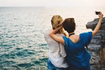 பெருக்கெடுத்து ஓடிய ஆறு - கரையோரம் நின்று செல்பி எடுத்த 4 பேர் ஆற்றில் மூழ்கி பலி!