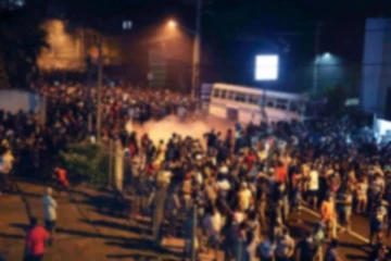 அரசாங்கத்தின் உத்தரவை மீறி பல்வேறு இடங்களில் போராட்டத்தில் ஈடுபடும் மக்கள்