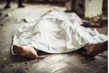 සේවකයෙකු ආයතනයේ හිමිකරු තියුණු ආයුධයකින් පහරදී ඝාතනය කරයි..(VIDEO)