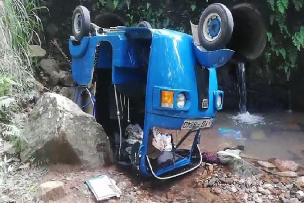 உறவினர் வீட்டுக்கு சென்ற ஆசிரியருக்கு நேர்ந்த துயரம் | Retired Teacher Killed As Three Wheeler Overturns