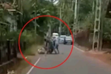 ඔබත් පරිස්සමෙන්.. නිවස ඉදිරිපිටම පුද්ගලයෙක්ට සිදු කළ  වැඩේ..