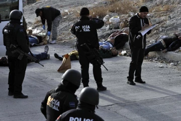 மர்ம நபர் நடத்திய துப்பாக்கிச்சூட்டில் மேயர் உள்பட 18 பேர் பலி!