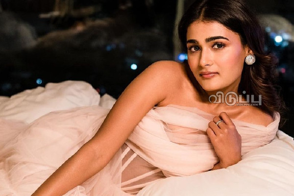 வெறும் அந்த ஆடையில் போட்டோஷூட்.. நடிகை ஷாலினி பாண்டேவின் புகைப்படங்கள் | Actress Shalini Pandey Post Glam Photoshoot