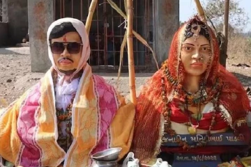 தற்கொலை செய்துகொண்ட காதலர்களுக்கு திருமணம் செய்து வைத்த குடும்பத்தினர்!