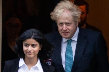 போரிஸ் ஜான்சனின் நெருங்கிய உதவியாளர் திடீர் ராஜினாமா! ஆட்சிக்கு விழுந்த எதிர்பாராத அடி!