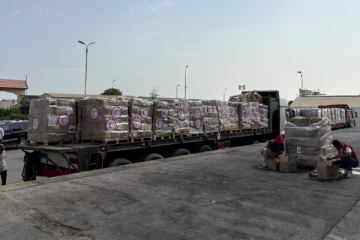 காசா முனைக்குள் மீண்டும் மனிதாபிமான உதவி வாகனங்கள்