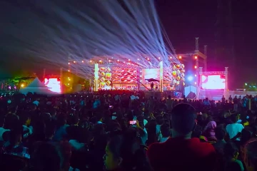 யாழில் இசை நிகழ்ச்சியை பனை மரத்தில் ஏறி பார்வையிட்ட இளைஞர்கள்; சமூக வலைதளங்களில் எழுந்துள்ள விமர்சனங்கள்