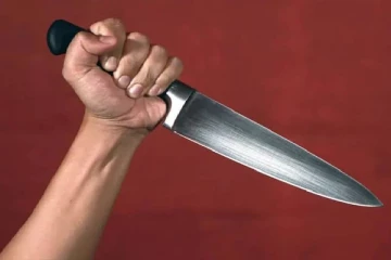 14 வயது சிறுவன் மீது 20 வயது சிறுவன் கத்தியால் குத்திய கொடூரம்