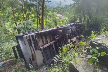 பூண்டுலோயாவில் பேருந்து விபத்து - 24 பேருக்கு காயம்
