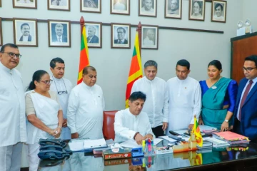 ஹரிணி அமரசூரியவுக்கு எதிரான நம்பிக்கையில்லாப் பிரேரணை கைச்சாத்து