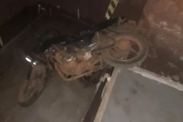 வீதியில் வெட்டப்பட்ட கிடங்கில் விழுந்து இளைஞன் படுகாயம் (படம்)