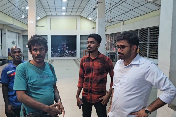 யாழில் இருளில் மூழ்கிய மீன் சந்தை ; மின் கட்டணத்தை செலுத்த தவறிய மாநகர சபை | Fish Market Plunged Into Darkness In Jaffna