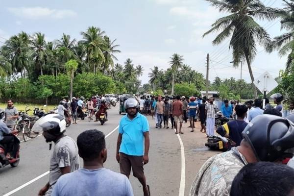 யாழில் கட்டுப்பாட்டற்ற வேகத்தால் தாய், தந்தை , மகனுக்கு நேர்ந்த சோகம்  (Photos) | Involved In An Accident Jaffna