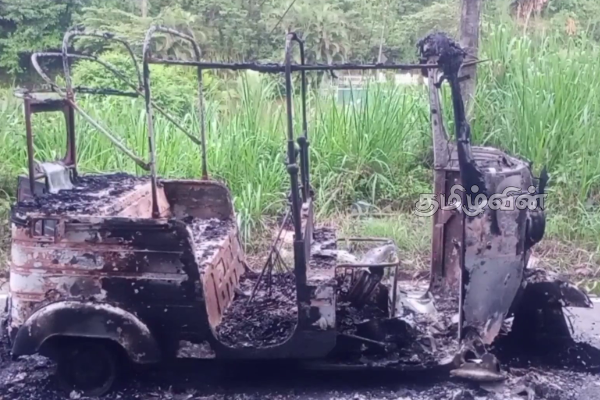நாவலப்பிட்டியில் தீப்பிடித்து எரிந்த முச்சக்கரவண்டி! | Three Wheeler Suddenly Caught Fire In Nawalapitiya