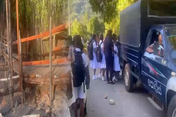 கொத்மலை - கம்பளை வீதியில் நிலச்சரிவு: பொலிஸ் வாகனங்களில் பயணிக்கும் மாணவர்கள்