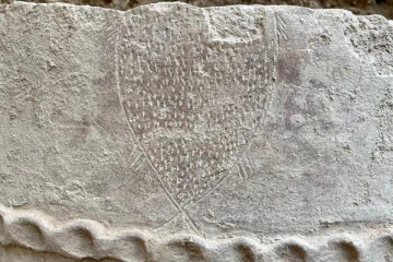 கடைசி தமிழனின் ரத்தம் எழும் .. வீழாதே: கீழடியில் மீன் சின்னம் பொறிக்கப்பட்ட வெள்ளி நாணயம் கண்டெடுப்பு