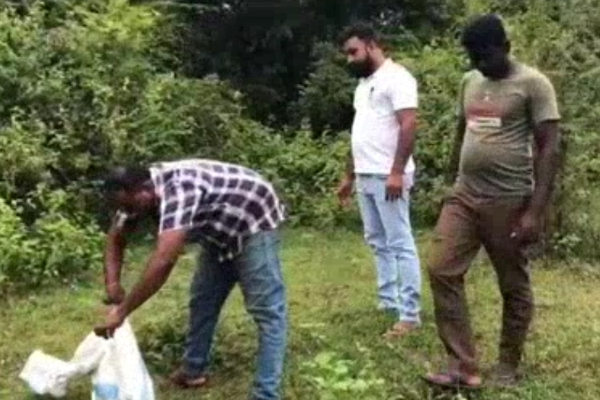 ஒட்டுசுட்டானில் வீட்டுக்கு வந்த 8 அடி நீள அழையா விருத்தாளியால் பரபரப்பு | Snake Enters House In Oddusuttan Causing Panic ஒட்டுசுட்டானில் வீட்டுக்கு வந்த 8 அடி நீள அழையா விருத்தாளியால் பரபரப்பு | Snake Enters House In Oddusuttan Causing Panic