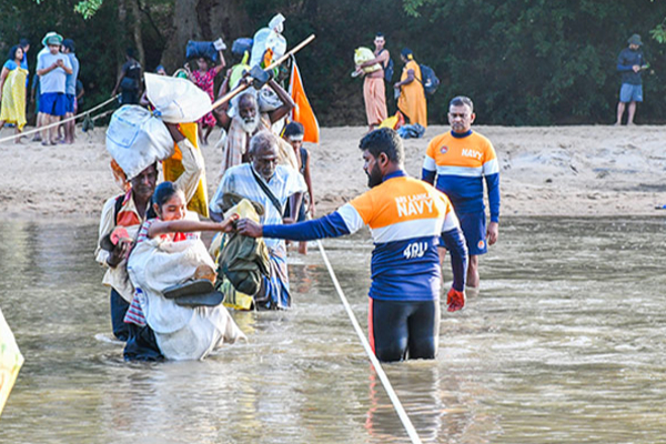 கதிர்காம முருக பக்தர்களுக்கு உதவிகளை வழங்கும் கடற்படையினர் (படங்கள்) - ஐபிசி தமிழ்