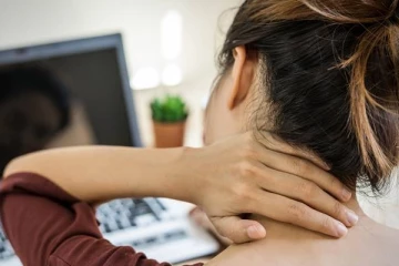 அடிக்கடி கழுத்து வலியா? இதனை போக்க இந்த மூன்று பயிற்சிகளை செய்து வந்தாலே போதும்!