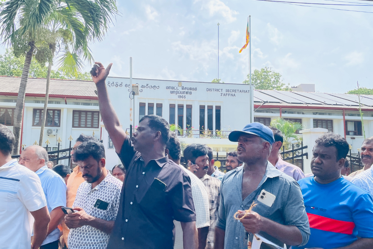 சொந்த நாட்டில் 36 வருடம் அகதி வாழ்க்கை ; யாழில் போராட்டத்தில் குதித்த மக்கள் | Jaffna Residents Stage Protest At District Office