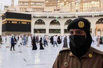 மெக்காவில் முதல் முறையாக பாதுகாப்பு பணியில் பெண்கள்!