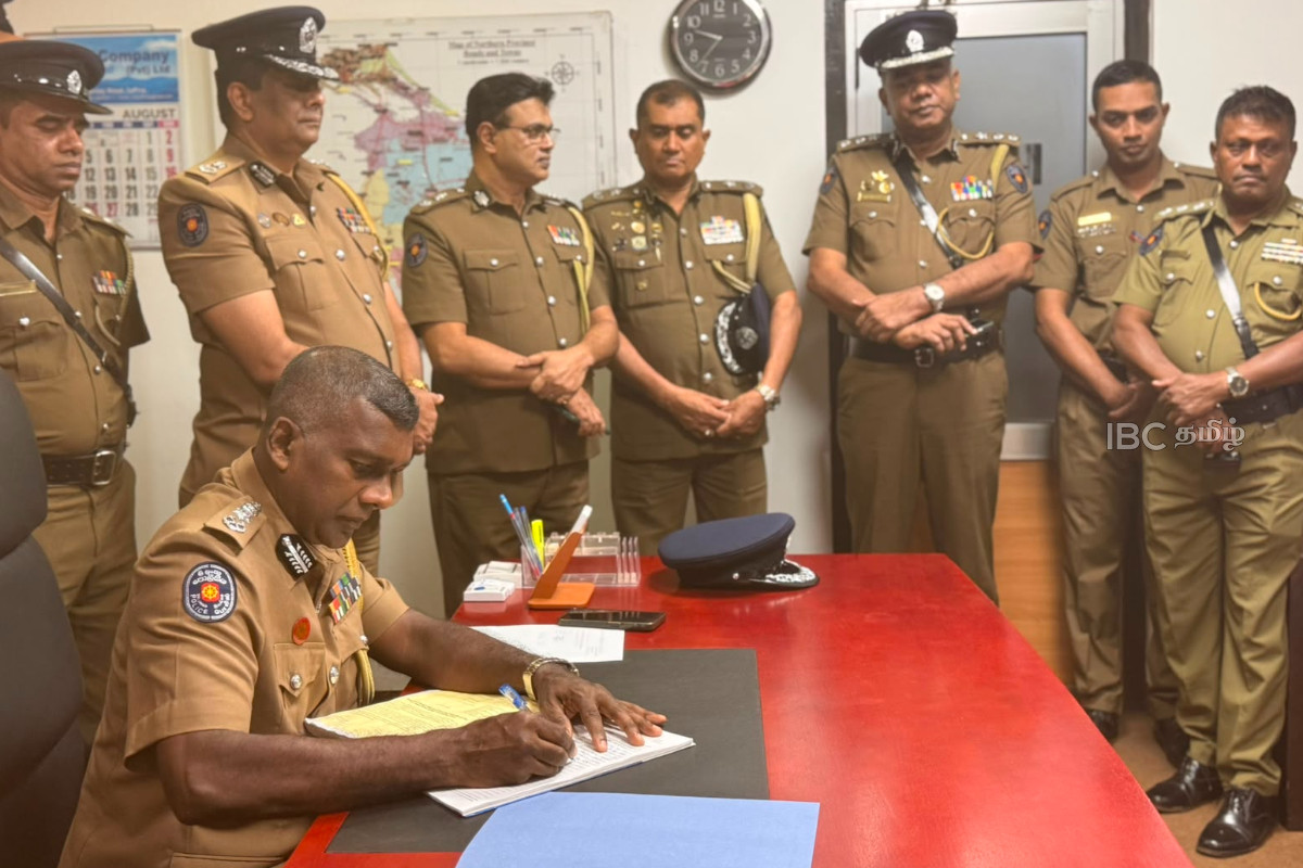 வடக்கு மாகாண புதிய சிரேஷ்ட பிரதி காவல்துறைமா அதிபர் பதவியேற்பு! | Northern Province Sdig Of Police Takes Charge