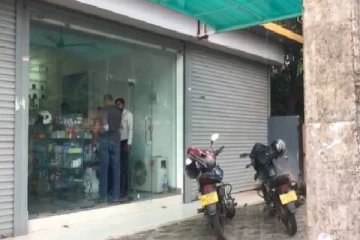 யாழில் அரச அதிகாரிகளை கடைக்குள் பூட்டி வைத்த மருந்தக உரிமையாளருக்கு நேர்ந்த கதி!