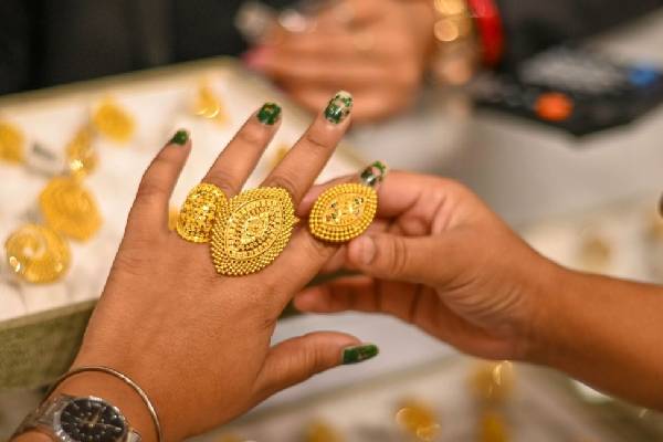 தொடர்ந்து சாதனை உச்சத்தில் தங்கத்தின் விலை | Gold Extends Record Run