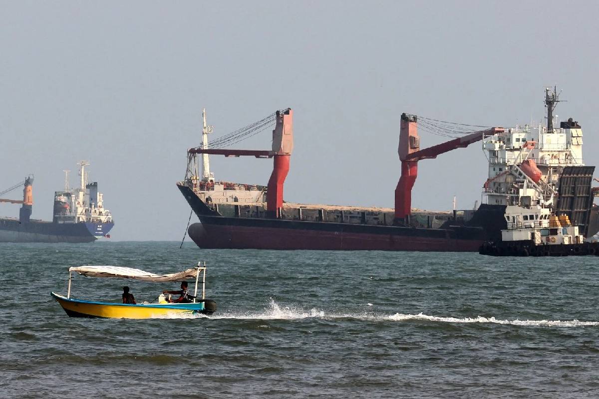 ஹார்முஸ் நீரிணையில் தாக்குதல் நடத்திய அமெரிக்கா... ஜோர்டான் மீது திருப்பியடித்த ஈரான் | Us Strikes Strait Of Hormuz ஹார்முஸ் நீரிணையில் தாக்குதல் நடத்திய அமெரிக்கா... ஜோர்டான் மீது திருப்பியடித்த ஈரான் | Us Strikes Strait Of Hormuz