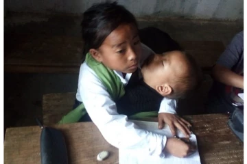 கைக்குழந்தையுடன் பள்ளிக்கு வந்த 10 வயது சிறுமி...சரியான நேரத்தில் உதவிய அமைச்சர்...