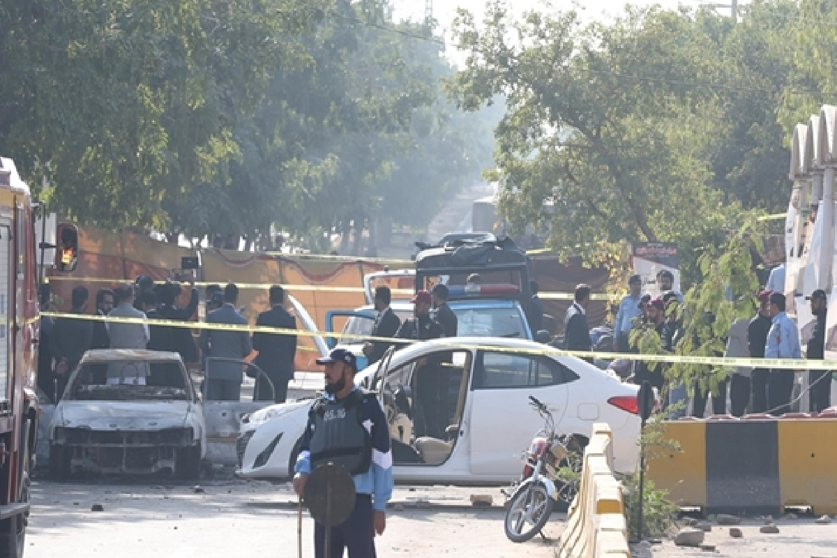 பாகிஸ்தானில் கார் குண்டு தாக்குதலில் 5 பேர் பலி | 5 Killed In Car Bomb Attack In Pakistan பாகிஸ்தானில் கார் குண்டு தாக்குதலில் 5 பேர் பலி | 5 Killed In Car Bomb Attack In Pakistan
