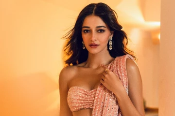 நடிகை அனன்யா பாண்டே சேலையில் எல்லைமீறும் கிளாமர்