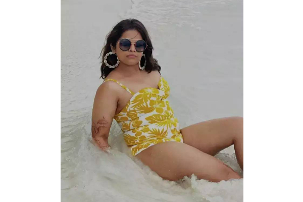 கண்ணை கவரும் பிகினி புகைப்படத்தை வெளியிட்ட நடிகை! விவாகரத்தா என கேட்ட ரசிகருக்கு பதிலடி! | Vidyullekha Raman Get Divorcee For Wearing Bikini