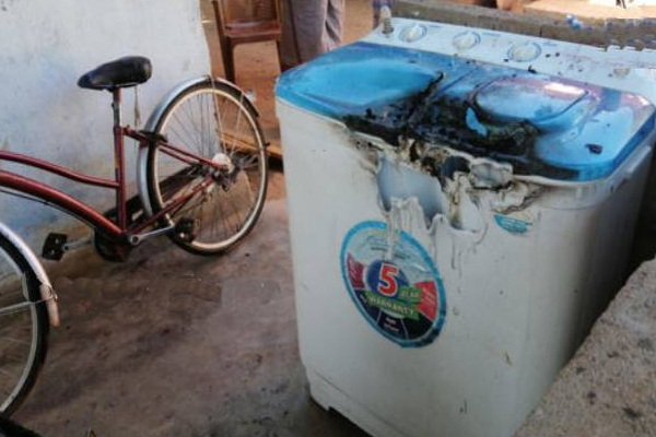 திருகோணமலையில் வீடொன்றில் இனந்தெரியாத கும்பல் அரங்கேற்றிய கொடூர சம்பவம்! | Trincomalee Home Motor Cycle Fire
