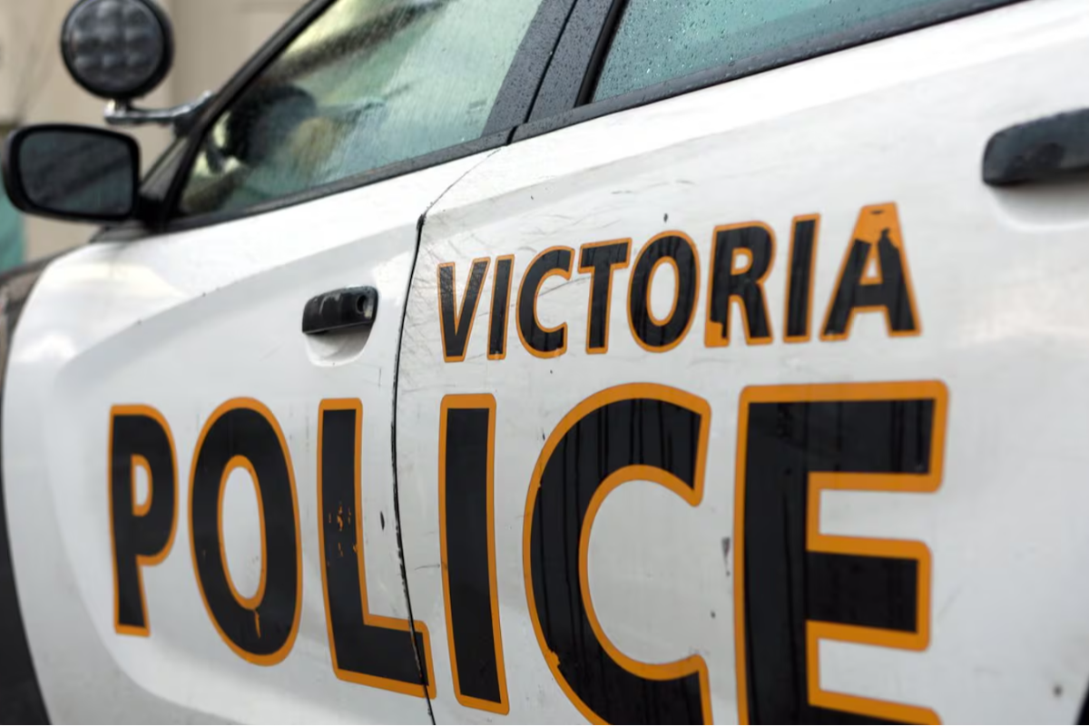 கனடாவில் தீப்பற்றி எரிந்த வாகனத்திற்குள் சடலம் மீட்பு | Victoria Police Investigating After Body Found கனடாவில் தீப்பற்றி எரிந்த வாகனத்திற்குள் சடலம் மீட்பு | Victoria Police Investigating After Body Found