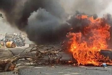 முற்றாக முடங்கியது மாவனெல்ல நகரம்: வீதியெங்கும் பற்றி எரியும் டயர்கள்