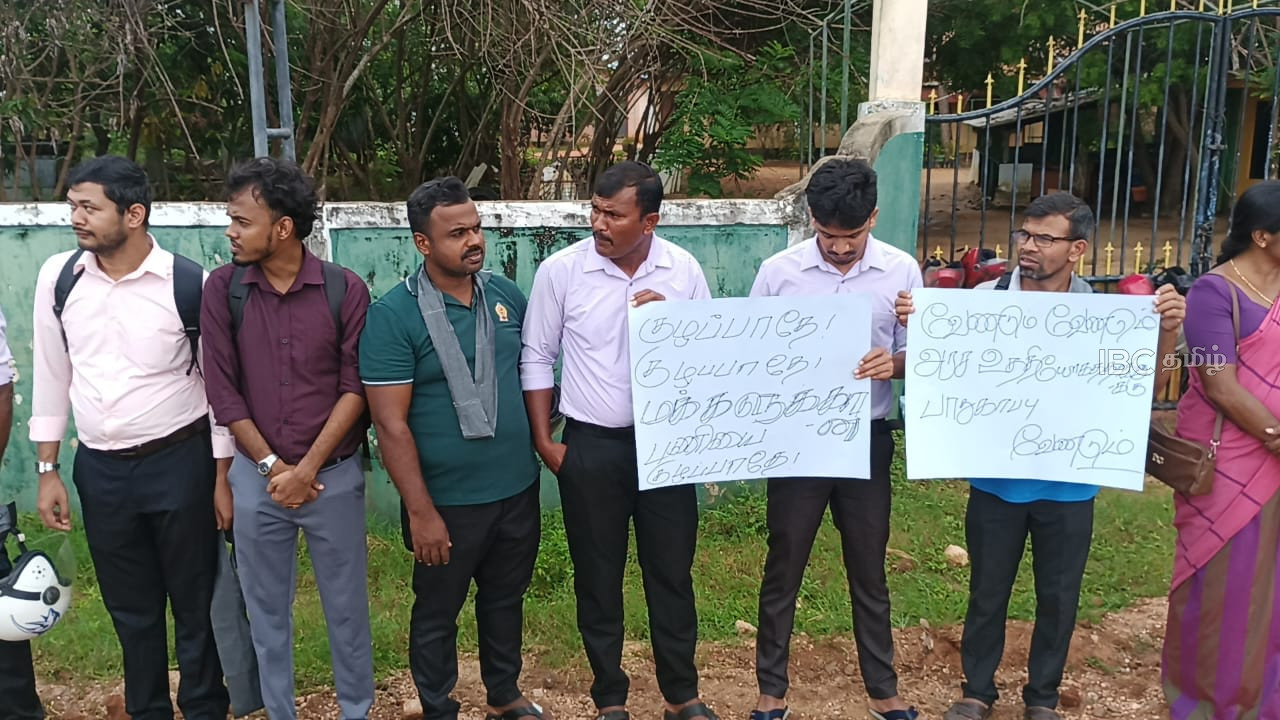 வெருகல் பிரதேச செயலக ஊழியர்கள் கவனயீர்ப்பு போராட்டம் 3 Gallery