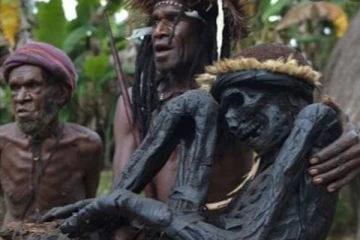 பிணங்களை கூட விட்டு வைக்காத பழங்குடி மக்கள்....இன்றும் தொடரும் வினோதம்!