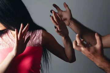 குடும்ப தகராறு; விசாரிக்க சென்ற பொலிஸாருக்கு அதிர்ச்சி கொடுத்த பெண்!