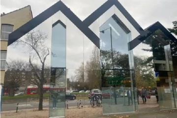 லண்டனின் மாயாஜால கண்ணாடி வீடு! உங்க கண்ணையே நீங்க நம்ப மாட்டீங்க